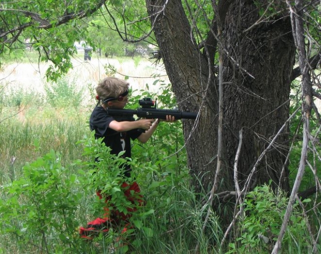  Juego de láser al aire libre junto al lago 